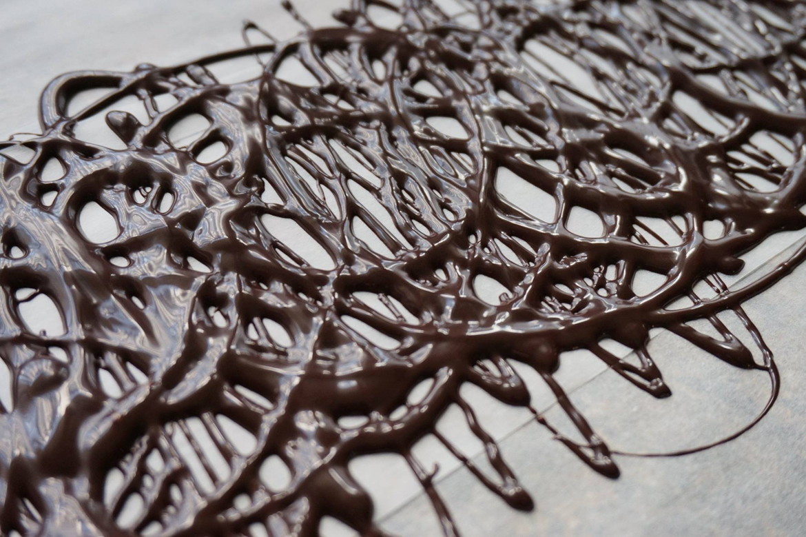 Čokoládové zdobení dortu cukrářskou polevou Carla chocolate 