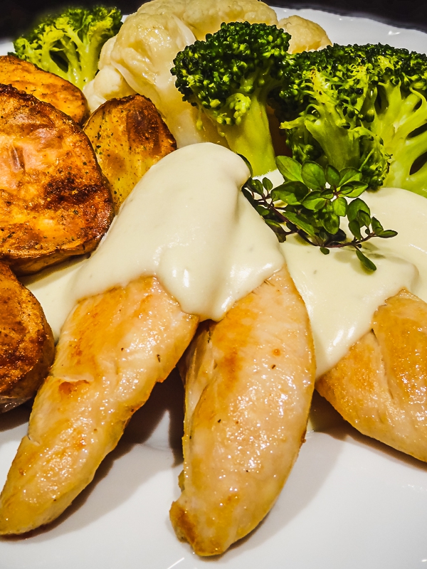 Kuřecí prsíčka s přelivem z modrého sýra, blanšírovaná brokolice a domácí americké brambory