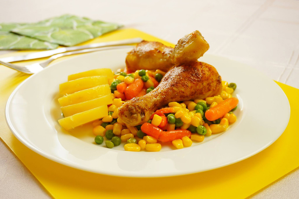 Pečené kuřecí paličky s jarní zeleninkou na másle 